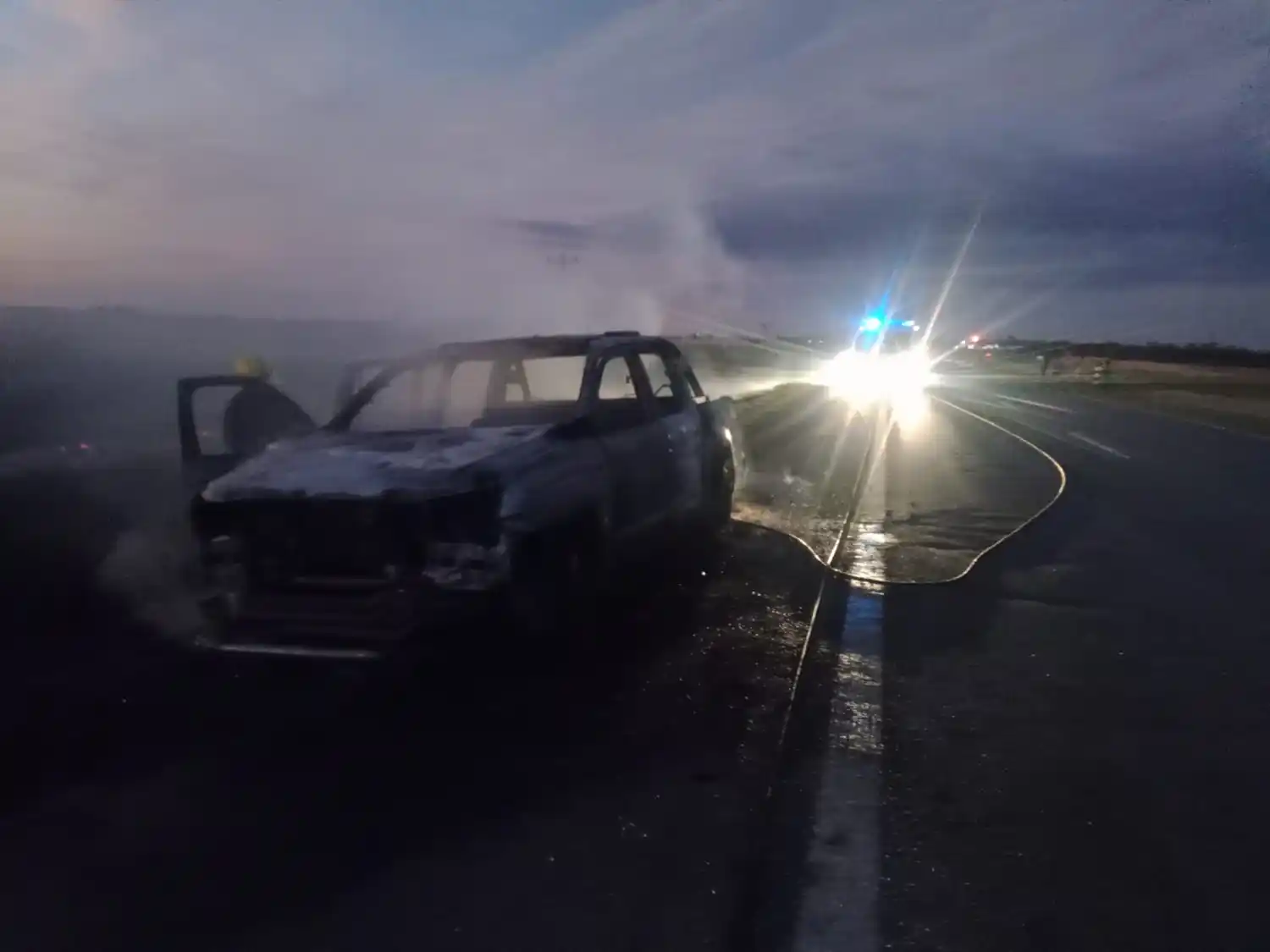 Se incendió una camioneta en plena Autovía Artigas