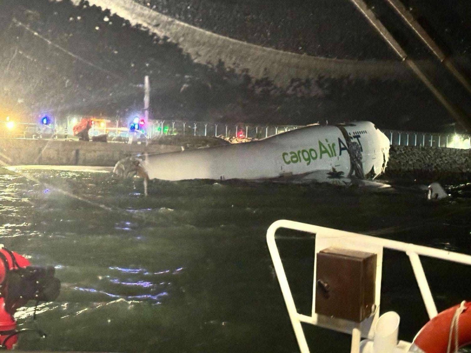 Un Boeing 747 de carga se sale de pista y cae al mar en Hong Kong: Esto Sabemos