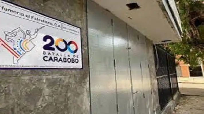 REPUDIAN LA INSÓLITA orden de la alcaldesa de Caracas de pintar de gris las fachadas de edificios y negocios