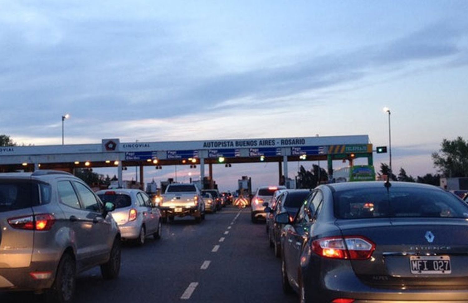 Violento asalto a un colectivo en la autopista Rosario-Buenos Aires: un pasajero herido