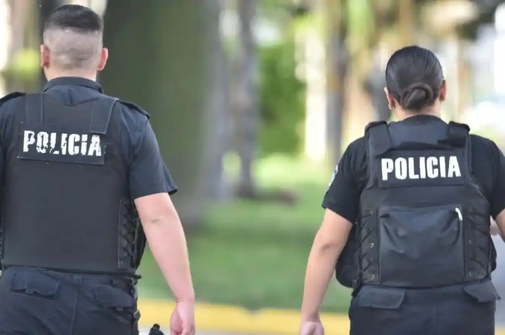 A pesar de perforar la funda del chaleco, el ataque con cuchillo no causó heridas al agente. Crédito: Manuel Fabatía.