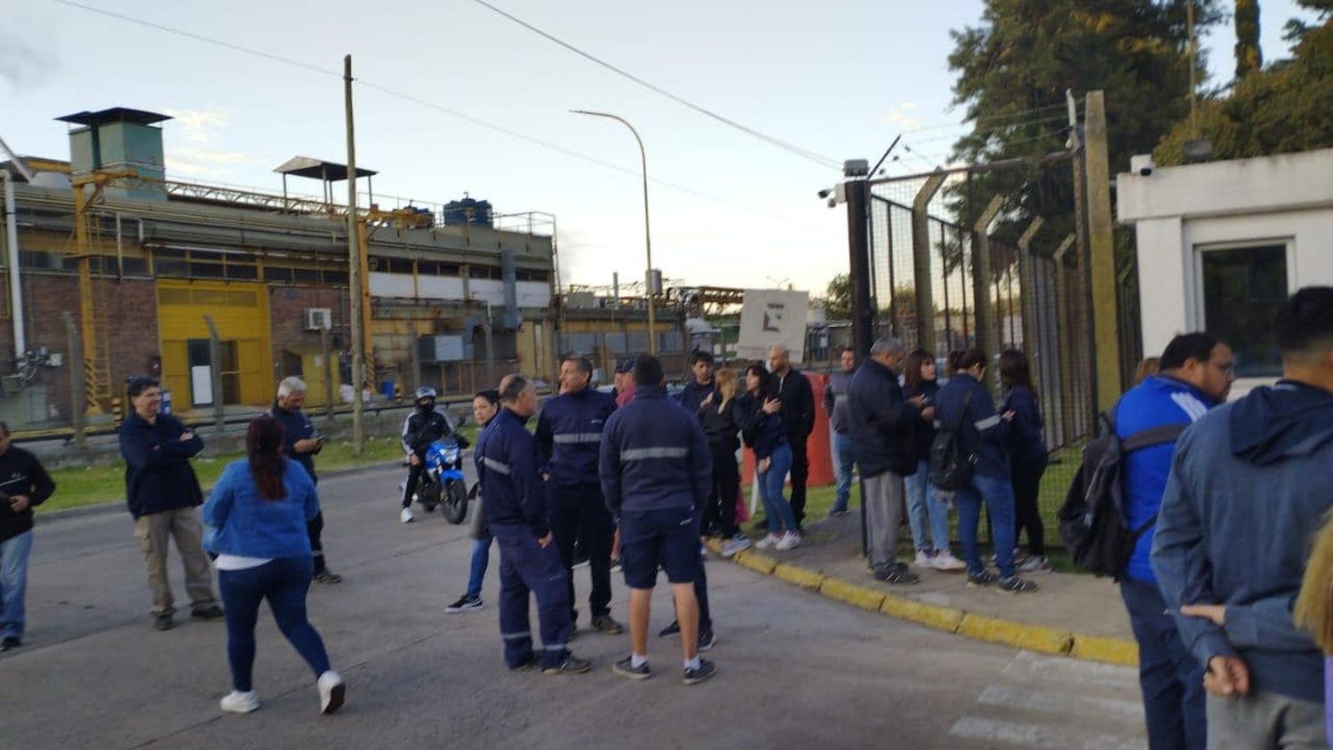 Los trabajadores despedidos en la puerta de la planta