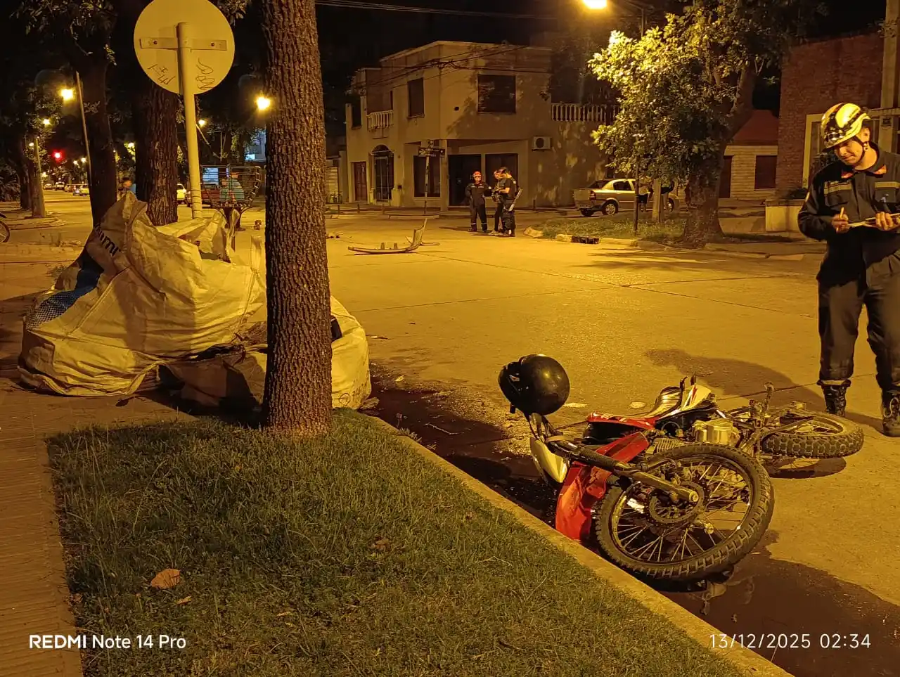 Personal de bomberos recabando datos en el lugar del siniestro vial.