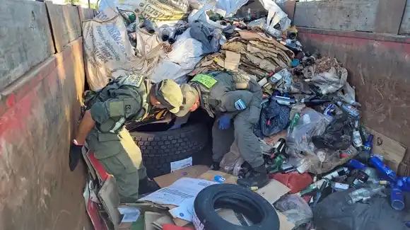 Gendarmería descubrió neumáticos ocultos entre cargamento de vidrio para reciclaje