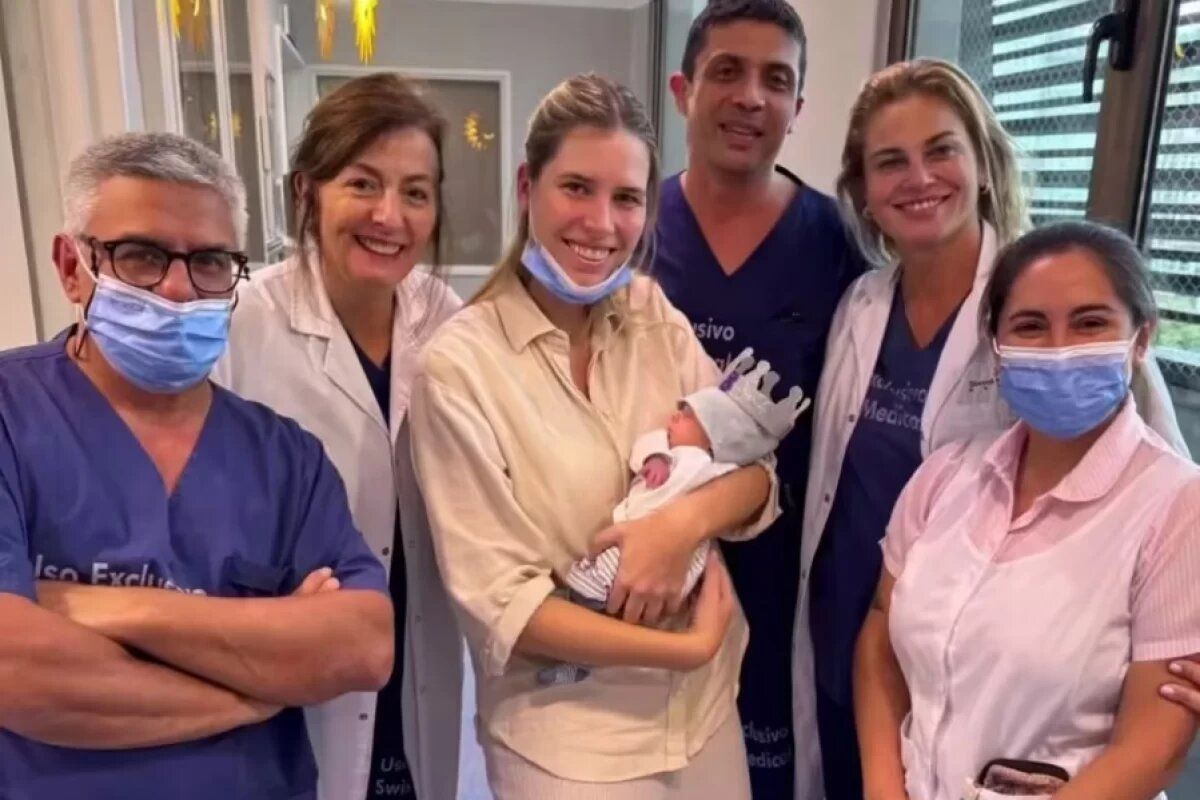 Coni Mosqueira junto al personal médico que atendió a Beltrán, su hijo con Alejandro Fantino