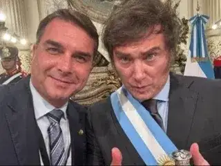 Flávio Bolsonaro y Javier Milei.