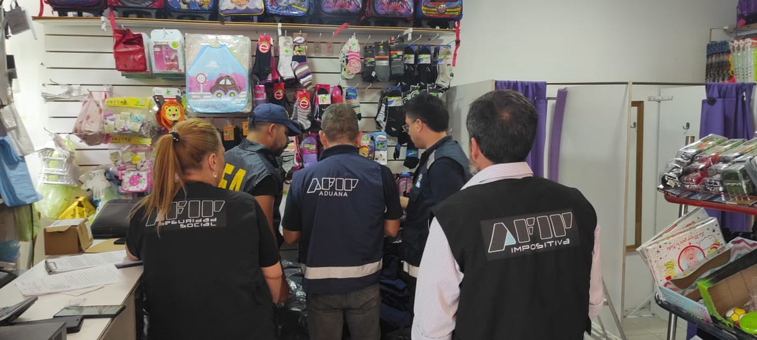 Impactantes fotos y videos: así fueron los allanamientos por dentro a los comercios