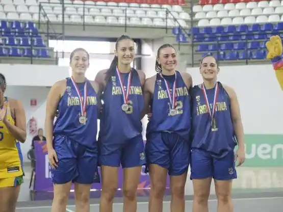Gentinetta junto al equipo femenino argentino de básquet 3 x 3 .Foto:CAB