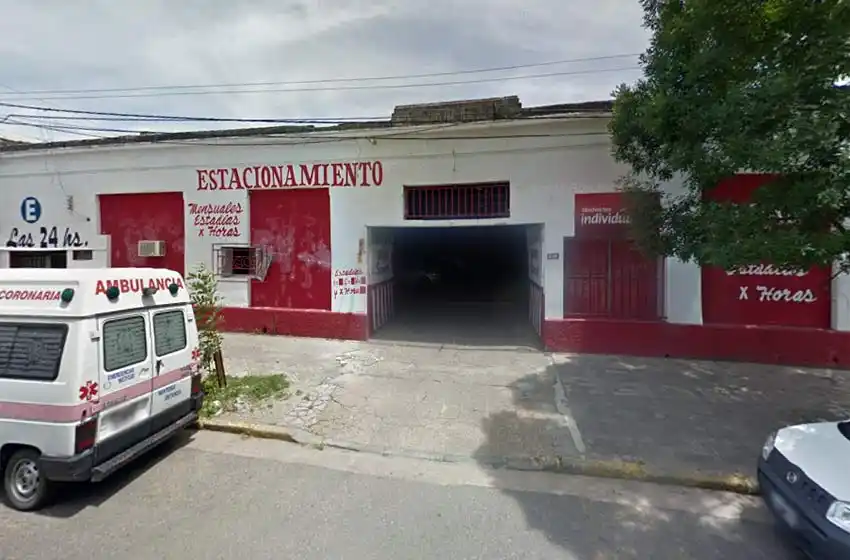 Violento asalto a una cochera en barrio Del Abasto: maniataron al sereno y robaron tres autos