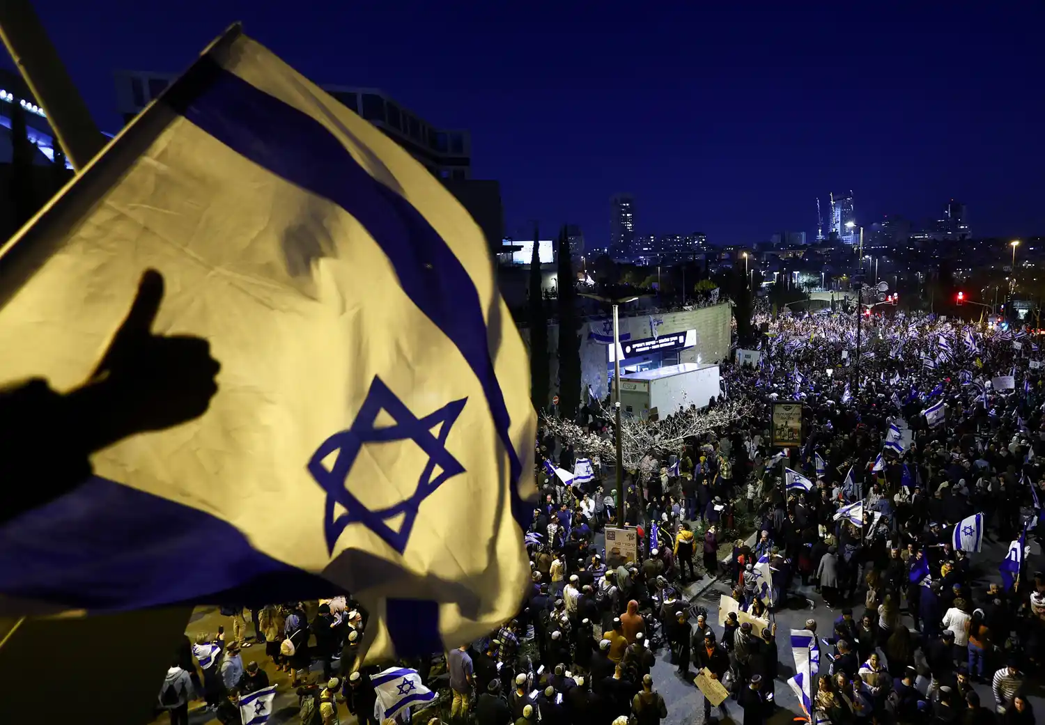 Tras las protestas, el premier israelí postergó la reforma judicial.