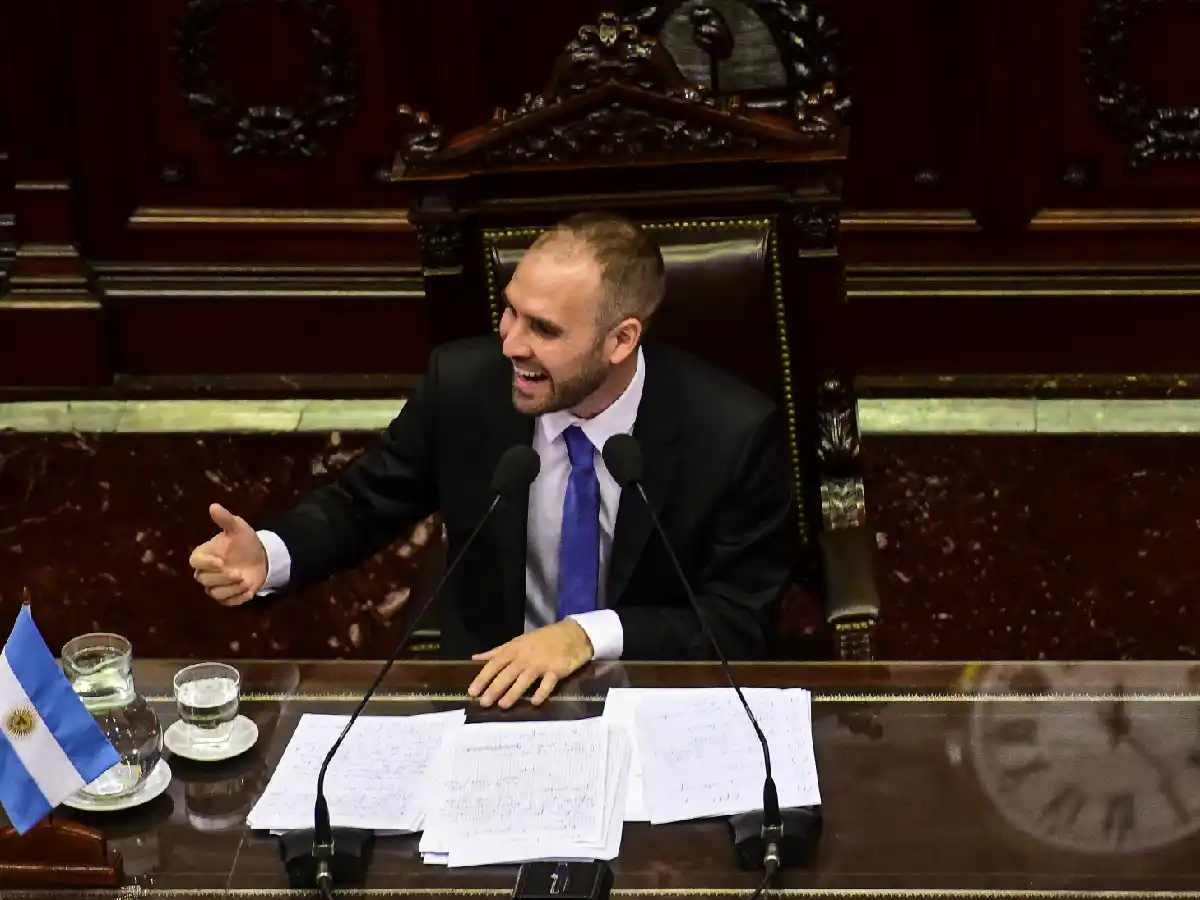 Guzmán dijo en el Congreso que la renegociación de la deuda causará "frustración" en los bonistas