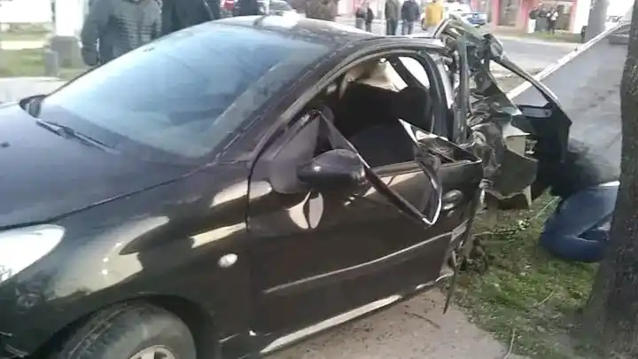 El automóvil impactó contra una columna (Foto: Gustavo Juliá).