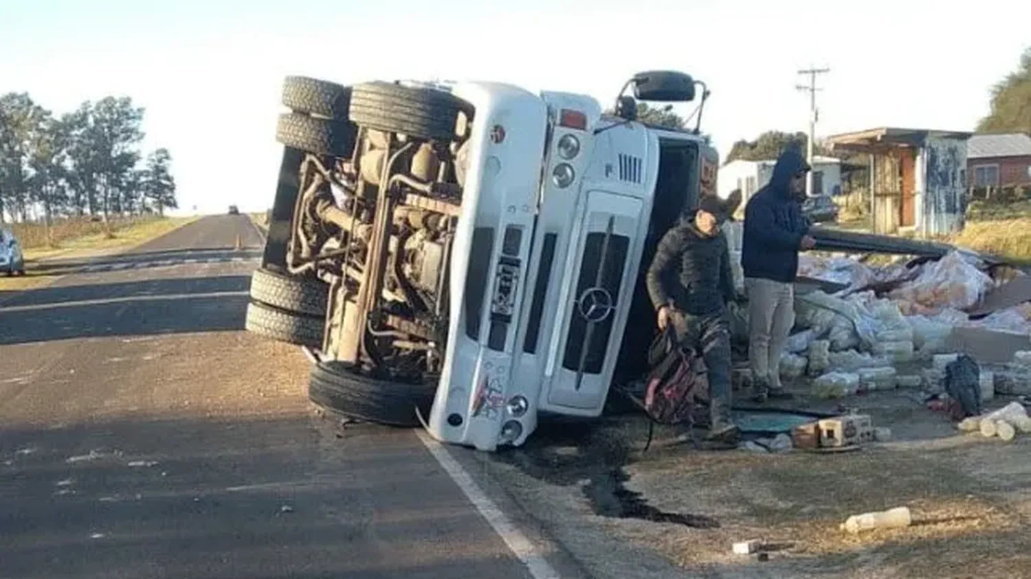 Ruta 11: volcó un camión que transportaba agua saborizada