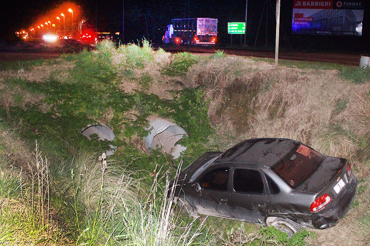 Se salvaron de milagro: esquivó un camión y terminó en una zanja con su familia