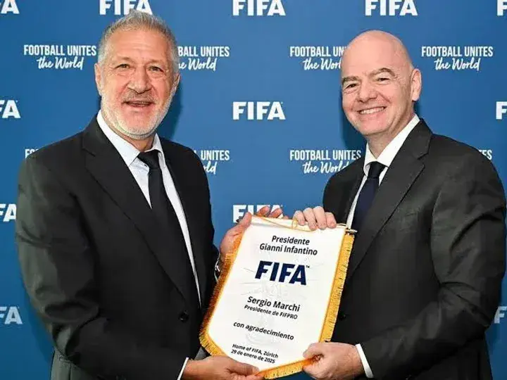 Sergio Marchi, presidente de FIFPRO junto Gianni Infantino. Foto:FIFA