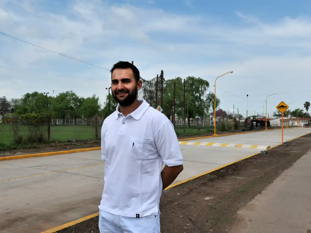 Rufino Varela, abierta al  tránsito y con pavimento 