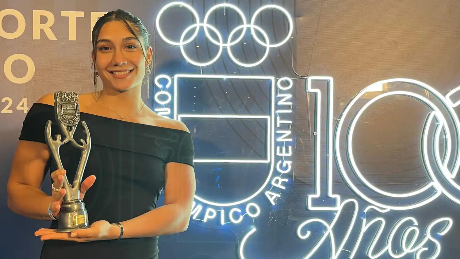 Guadalupe Angiolini con su premio del Comité Olímpico Argentino