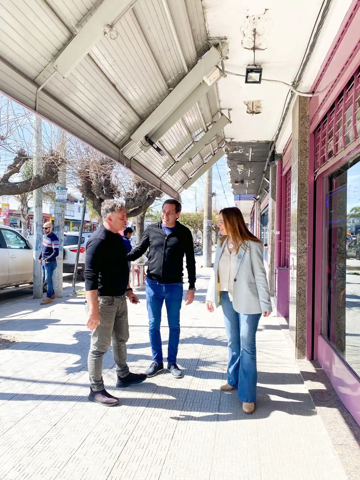 Vidal y Garro con comerciantes y vecinos