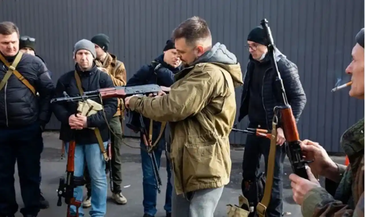 Reparten armas entre civiles y crece la resistencia ucraniana al avance ruso en Kiev