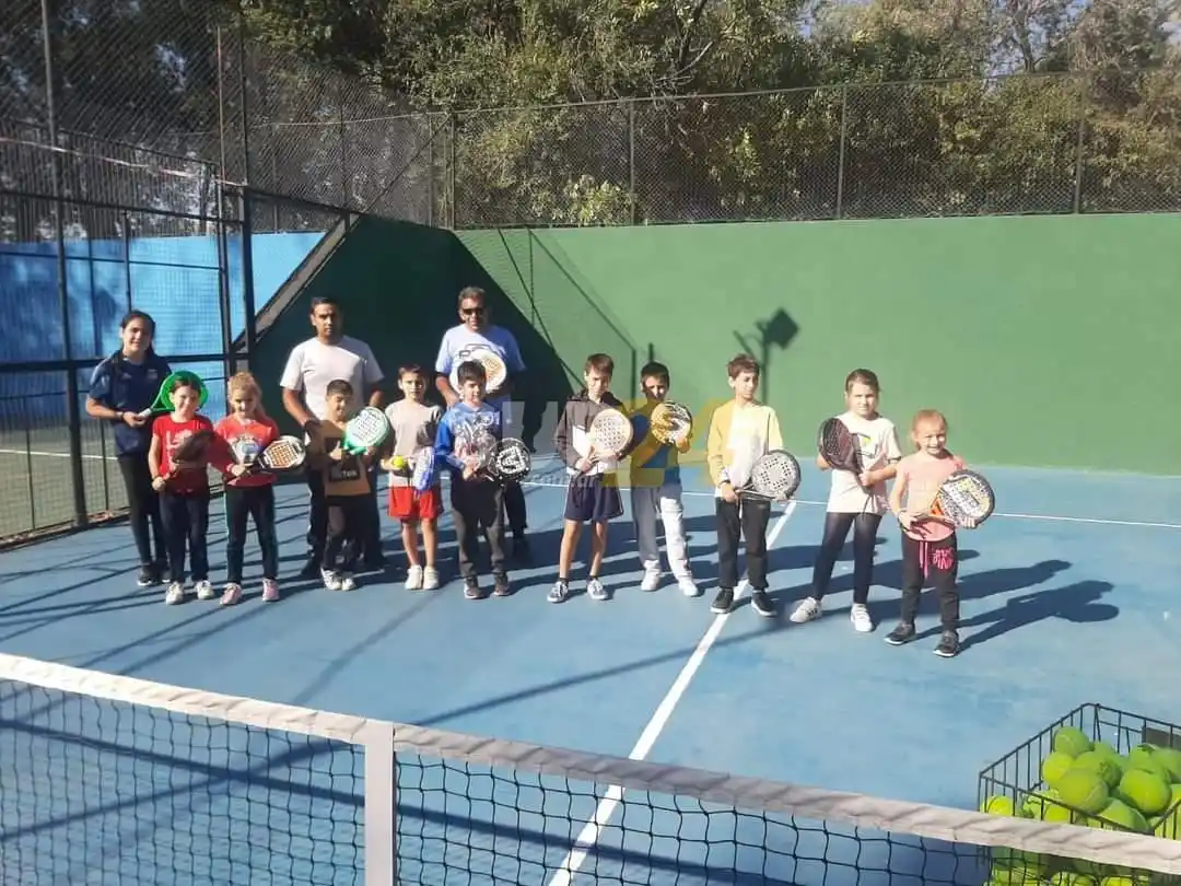 Héctor Martino enseña pádel en Jorge Newbery