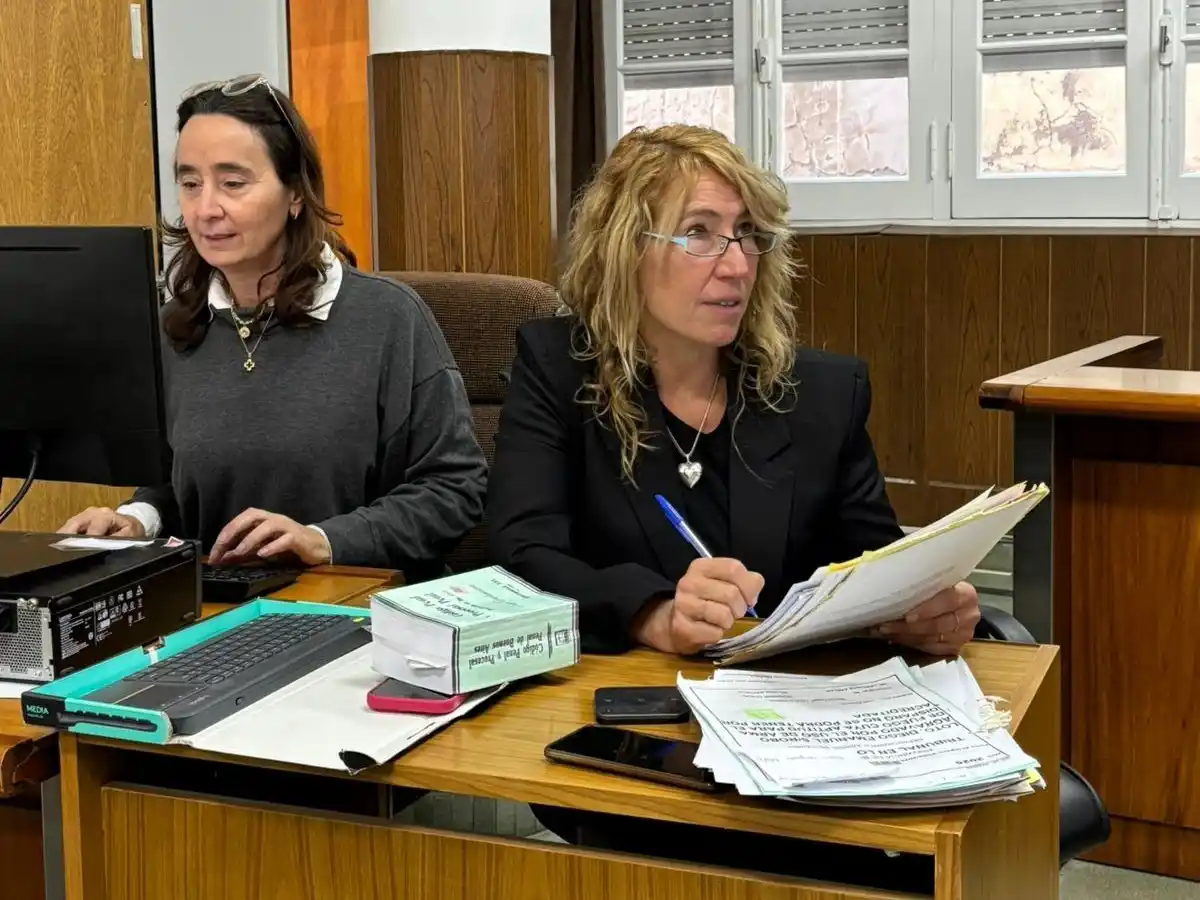En la sala del Tribunal, la presidente Luciana Irigoyen Testa, y la secretaria, Nerina Crova