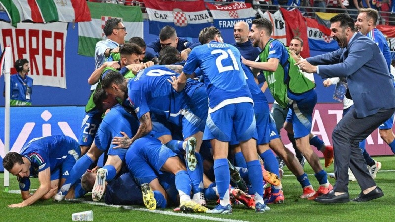 Los jugadores italianos festejan el gol agónico de Mattia Zaccagni