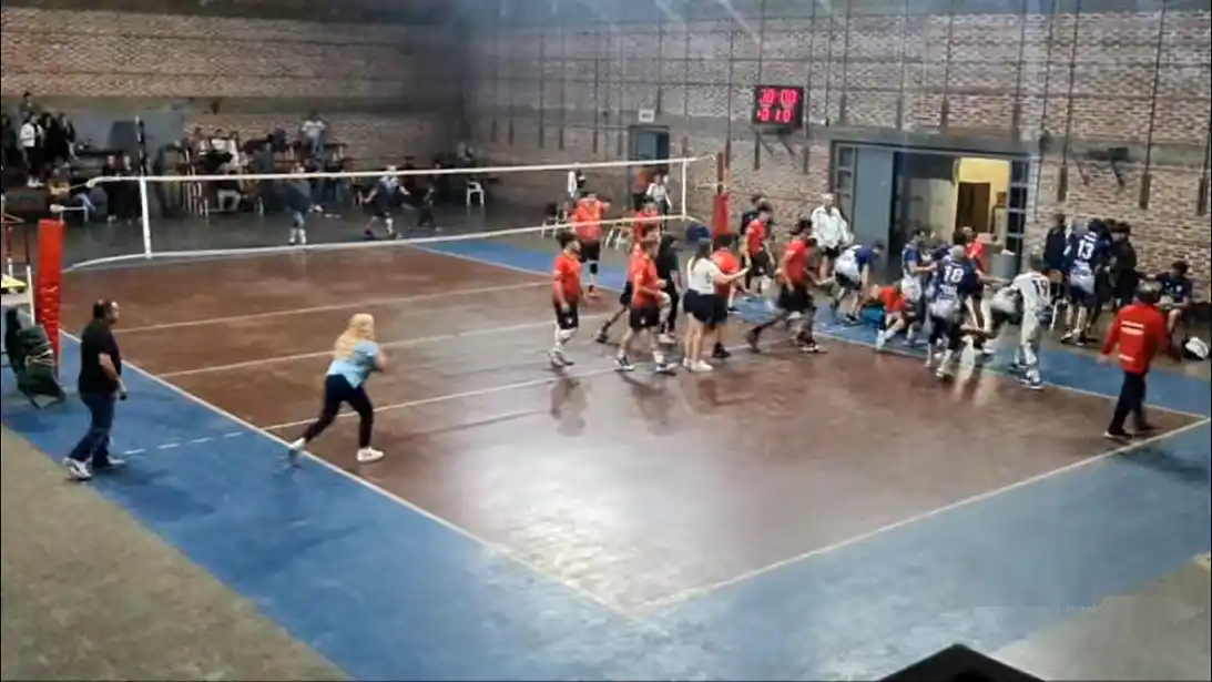 El momento donde comenzaron los incidentes. Foto: captura de transmisión en vivo