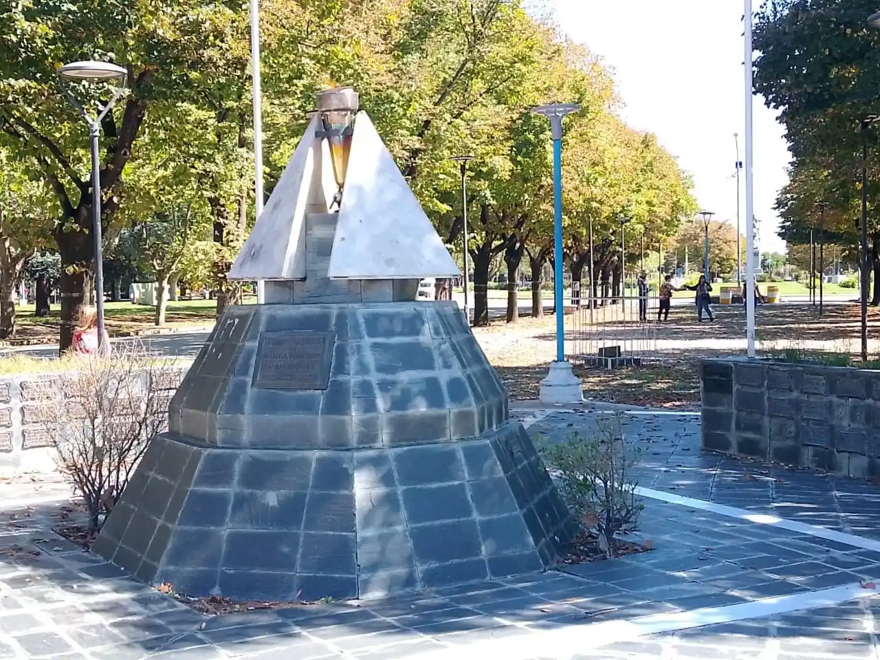 Monumento. Recuerda Malvinas en la plaza Dardo Rocha