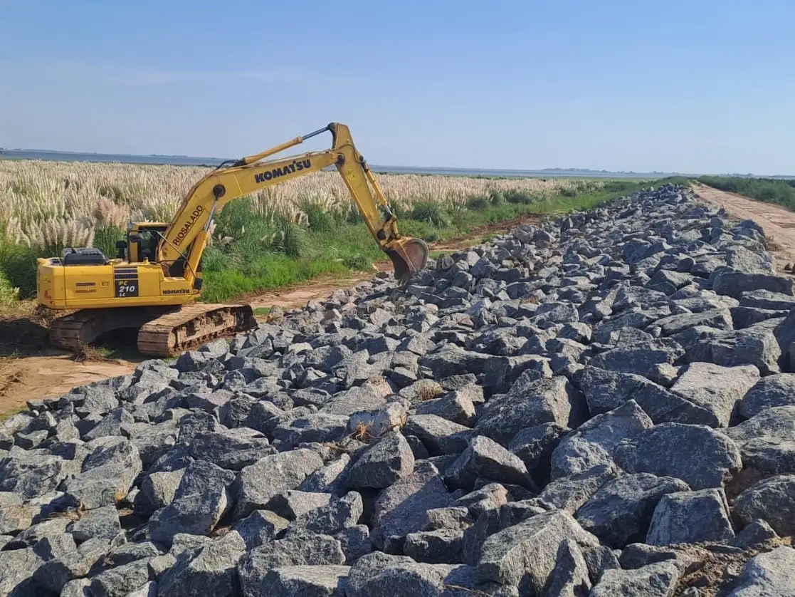 Avance de obra sobre la Ruta Provincial 90: la nueva defensa combina suelo compactado y rocas para resistir crecidas de la laguna Melincué. (Foto: Ministerio de Obras Públicas)