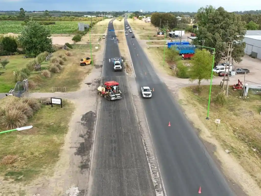 Avanza el bacheo sobre el Acceso Sur para mejorar la seguridad vial