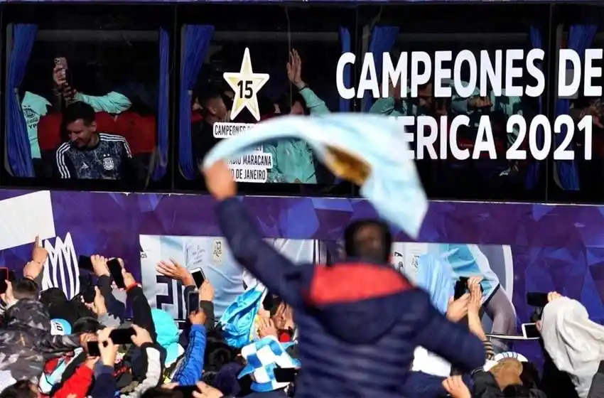 Acá están los campeones: la Selección regresó al país y fue recibido por una multitudinaria caravana