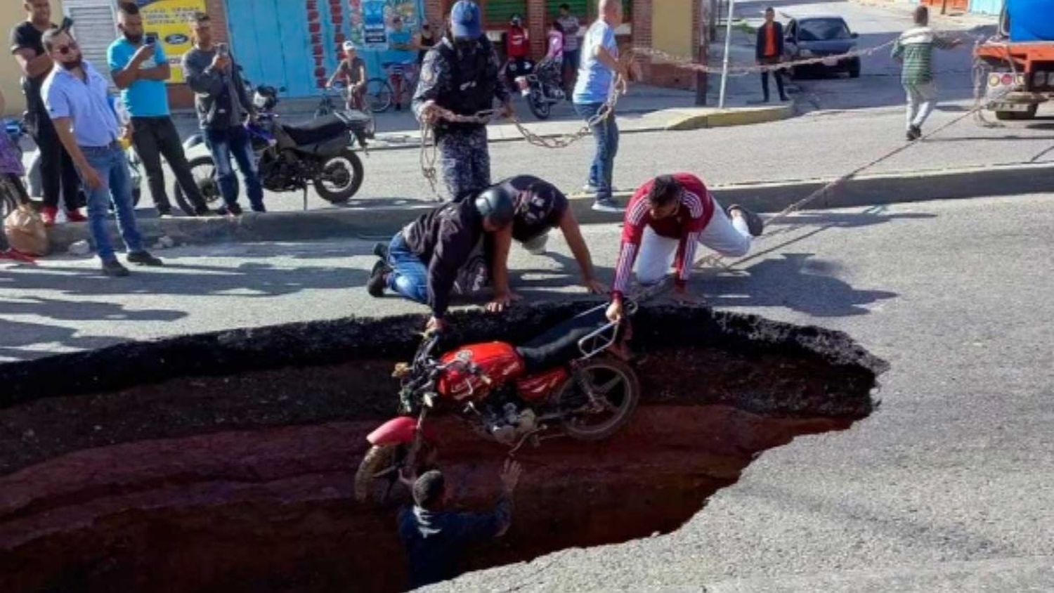 En Barquisimeto: hueco traga carros cobró su primera víctima