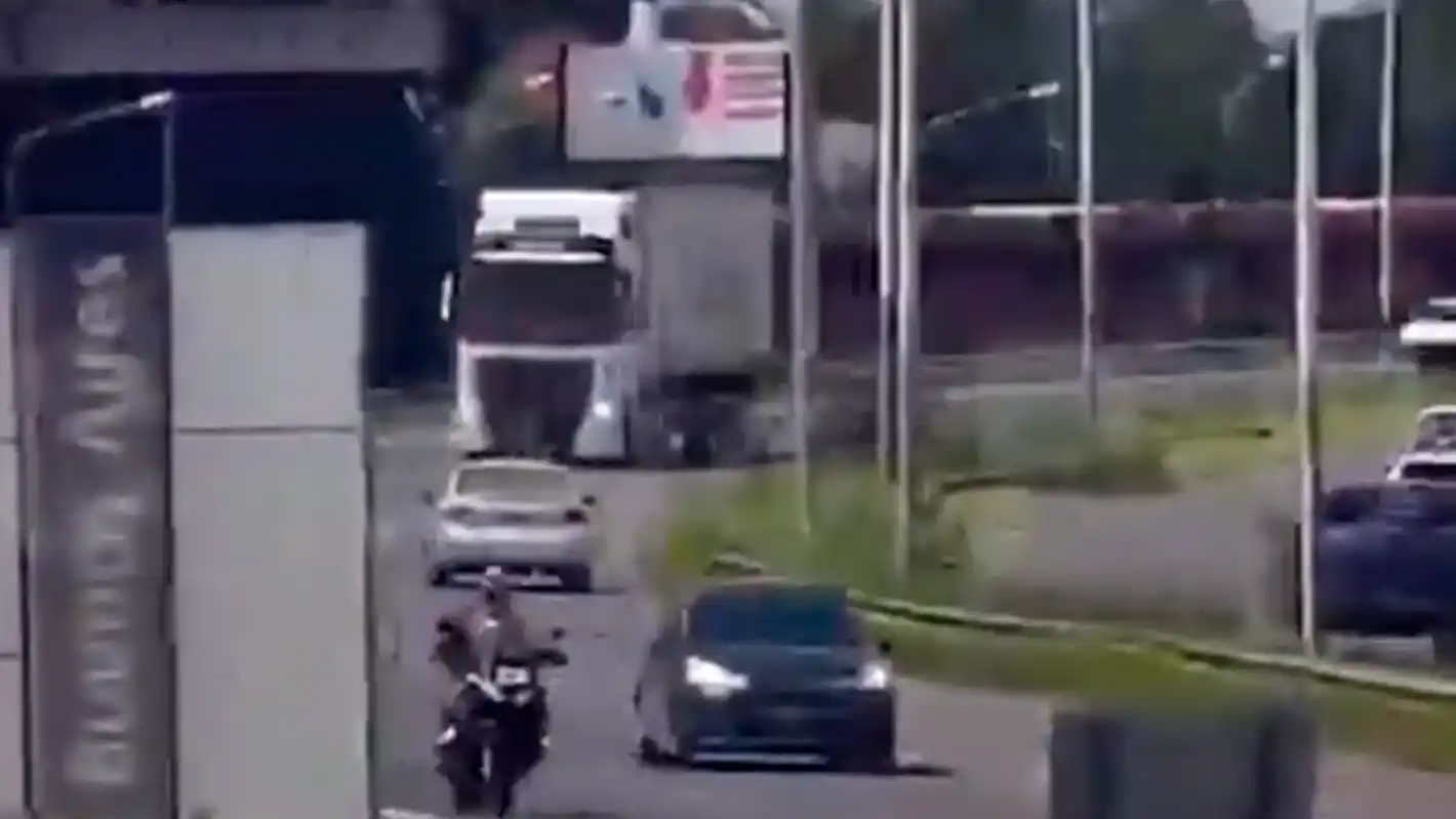 La mujer ignoró las advertencias de los policías. Se investigan las causas del hecho.