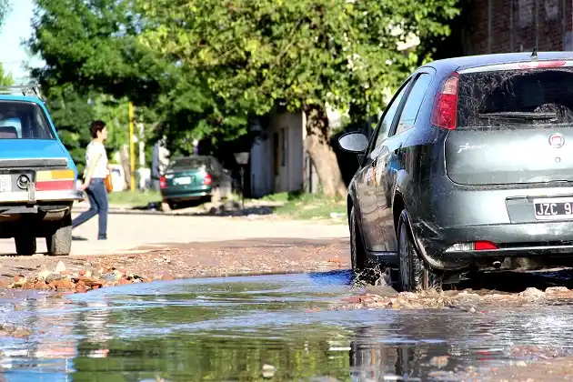 Vecinos reclaman por la formación de una “laguna natural” en medio de la calle