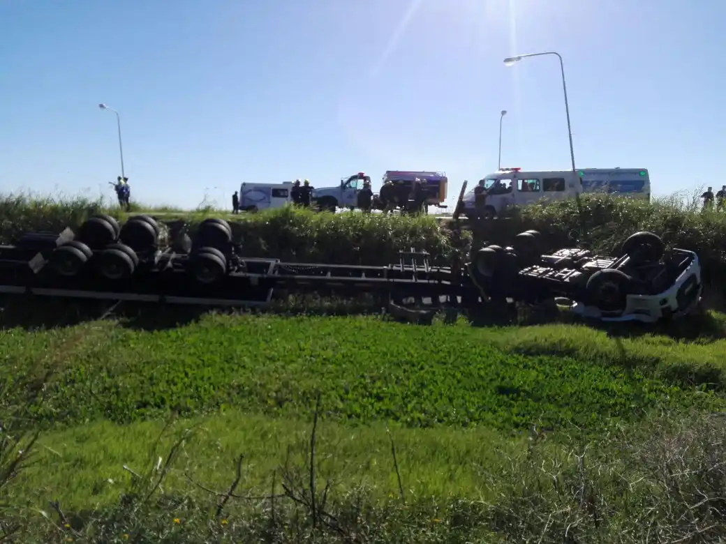 Detuvo su marcha en la banquina y el camión desbarrancó y volcó