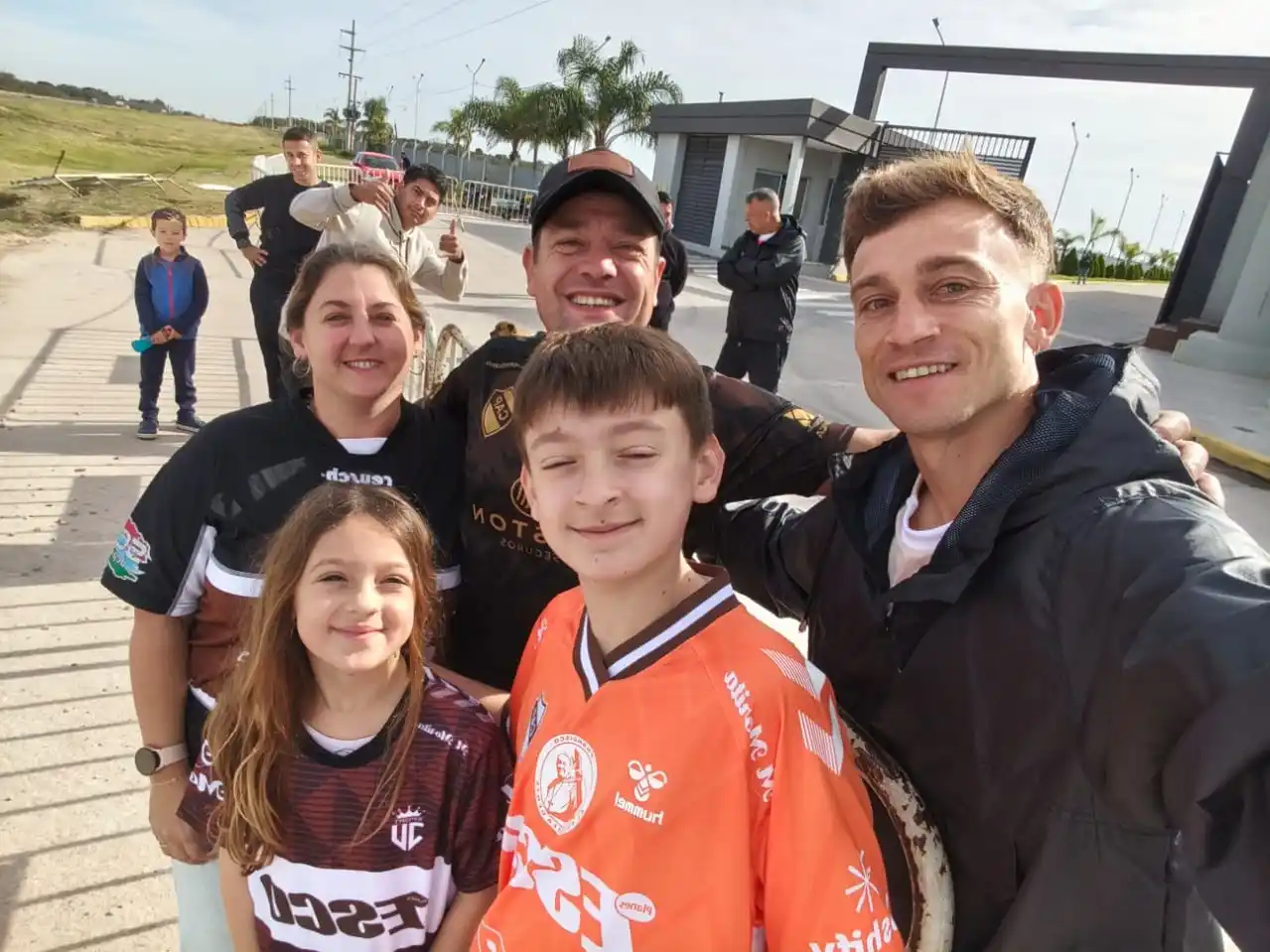 Previo al partido, la familia Rada con Mainero, quien sería autor del golazo que dio el título a Platense. Foto: Gentileza