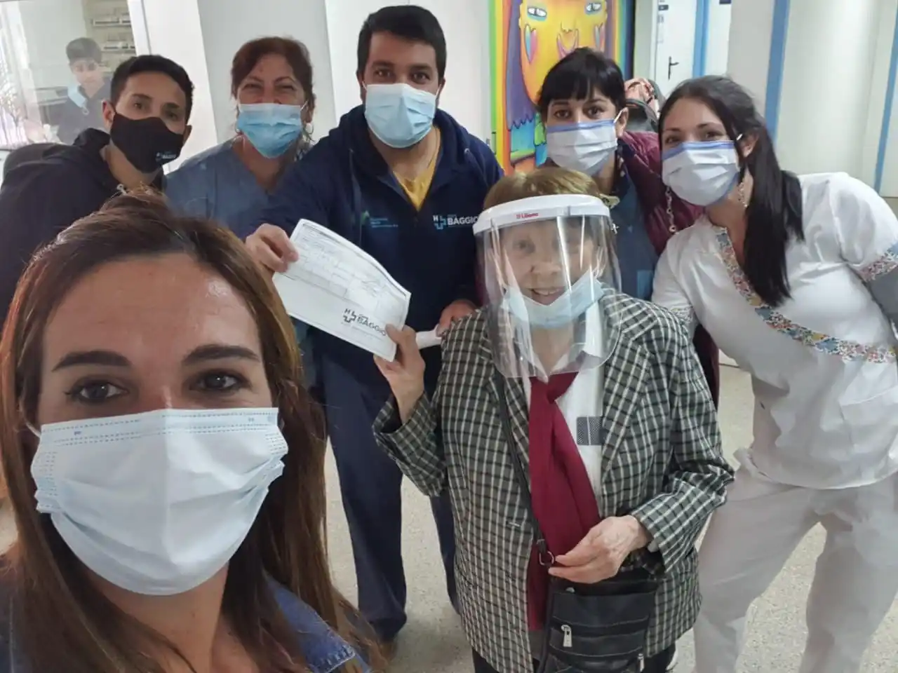 Cumplió 100 años y recibió su segunda dosis contra el Covid: la emoción de Teresa