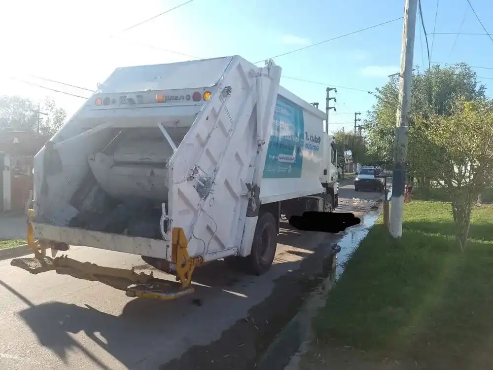 El camión dio marcha atrás y atropelló una barrendera.