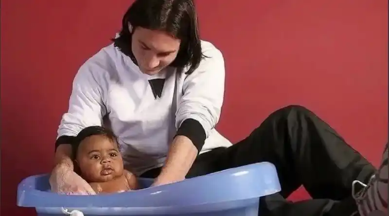 La foto que llegó a la final del Mundial, casi 20 años después: el baño de Messi a un Lamine Yamal bebé