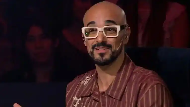 El momento se volvió rápidamente uno de los más comentados del programa, ya que combinó cercanía, espontaneidad y emoción, mostrando el recorrido del artista desde sus comienzos hasta su presente consagrado.