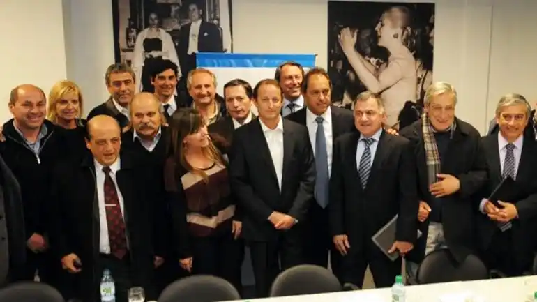 Scioli reúne a intendentes y legisladores kirchneristas buscando demostrar fuerza tras la derrota electoral