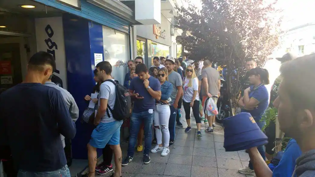 Más de una cuadra de cola para retirar las entradas del superclásico