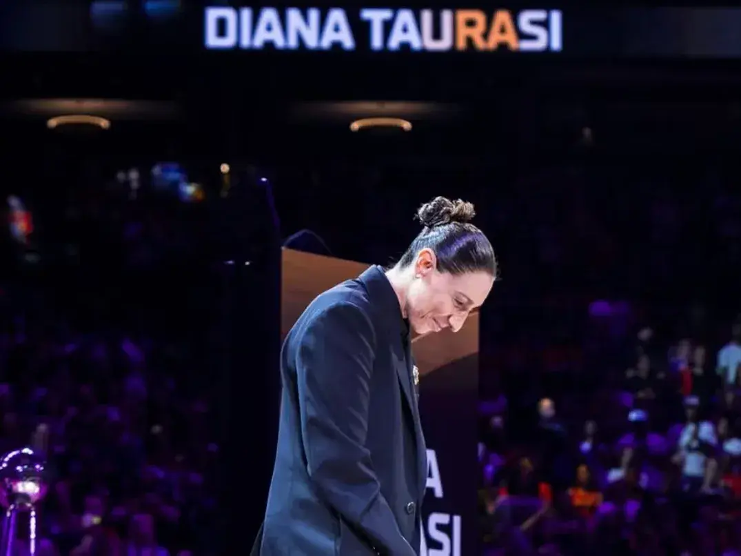 El Center de Phoenix fue escenario de una noche de pura emoción para Diana Taurasi, la estadounidense con raíces argentinas, que es considerada la mejor basquetbolista de todos los tiempos. Foto:REUTERS/Brian Snyder