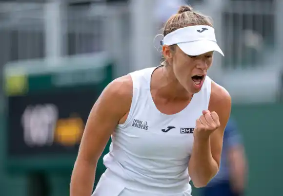 Solana Sierra lo hizo de nuevo: le ganó a Bucsa en tres sets y pasó a octavos de final en Wimbledon