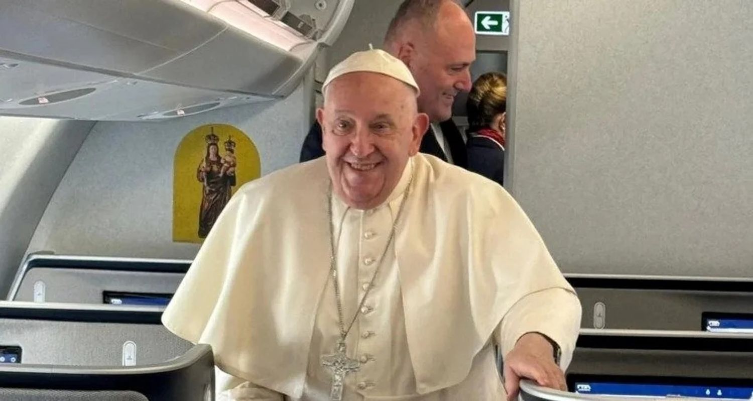 El Papa sonríe a la hora de la partida. Fotografía: Agencia Noticias Argentinas/Vatican Media.