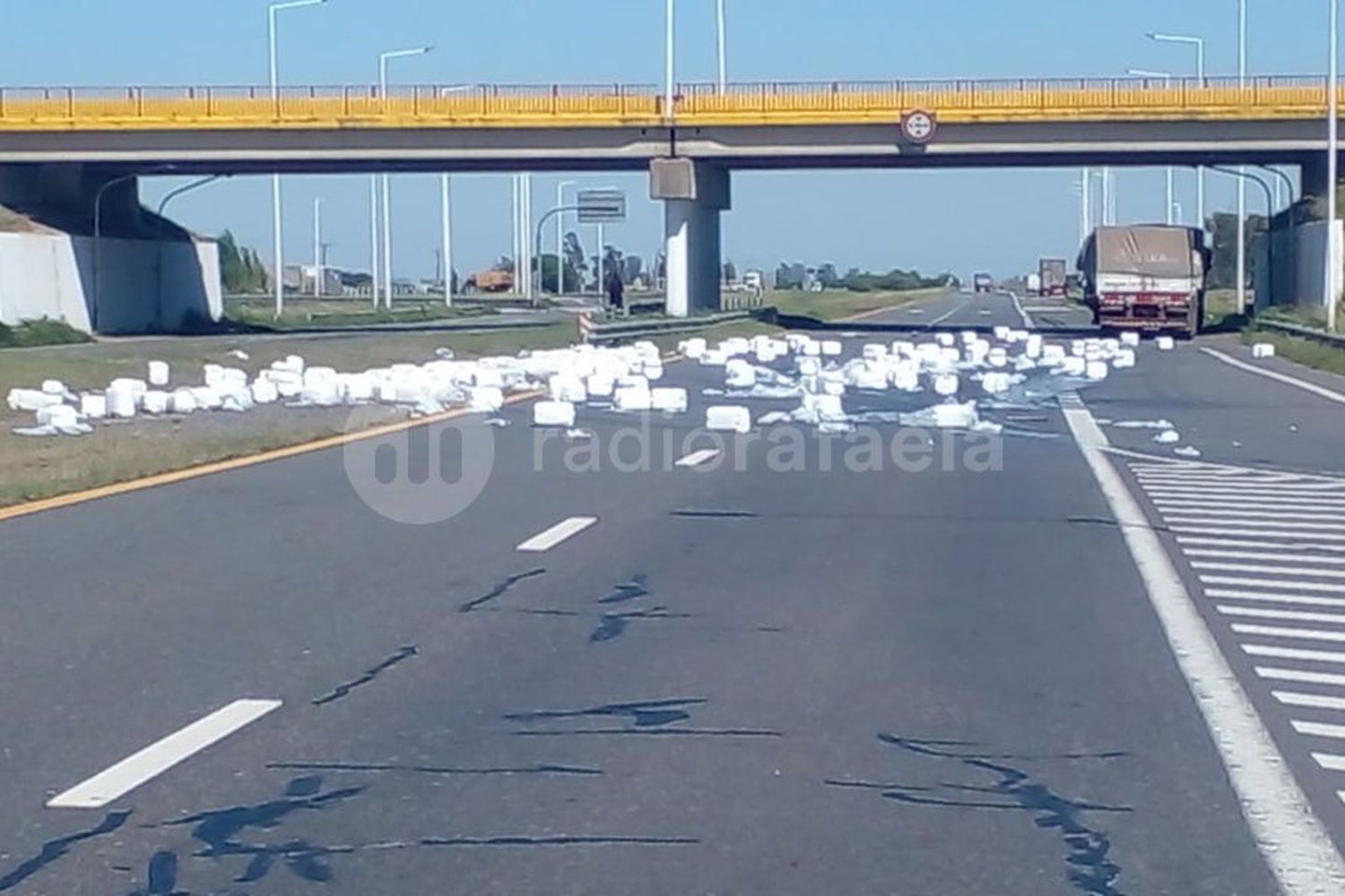 Atención: corte total de una mano en RN19 por la pérdida de carga de un camión