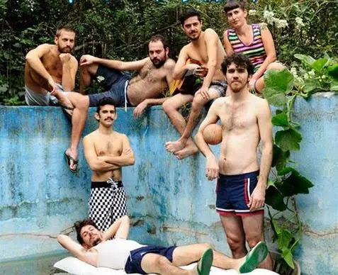 Músicos independientes en un espacio ubicado junto al mar