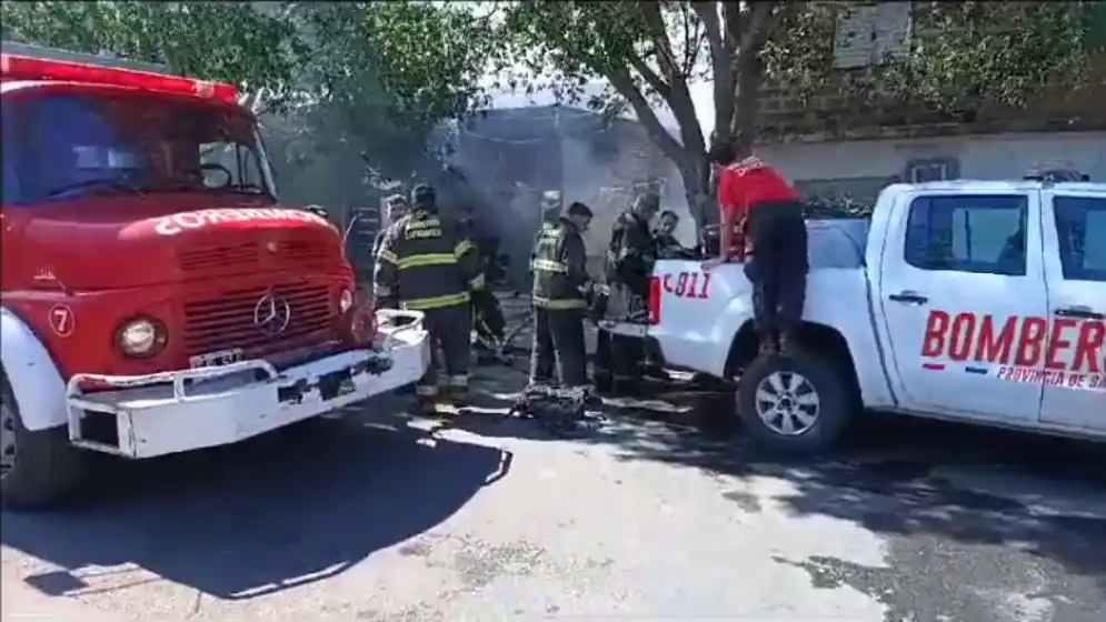 Importantes daños materiales en una vivienda, producto de un incendio de magnitud