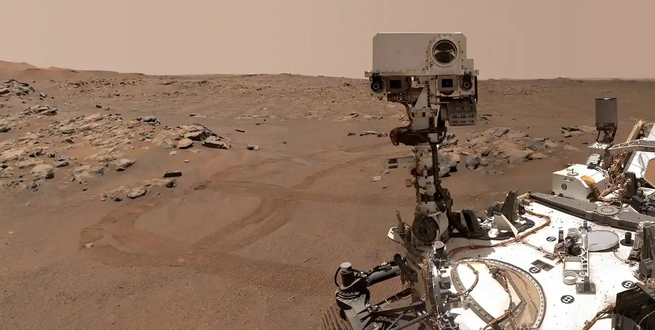 El rover Perseverance en Marte se ve en una "selfie" que tomó sobre una roca apodada "Rochette". REUTERS