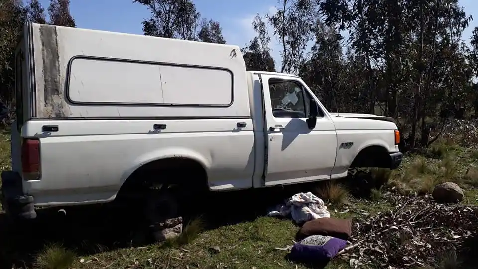 De madrugada roban una camioneta y le sacan los neumáticos y batería